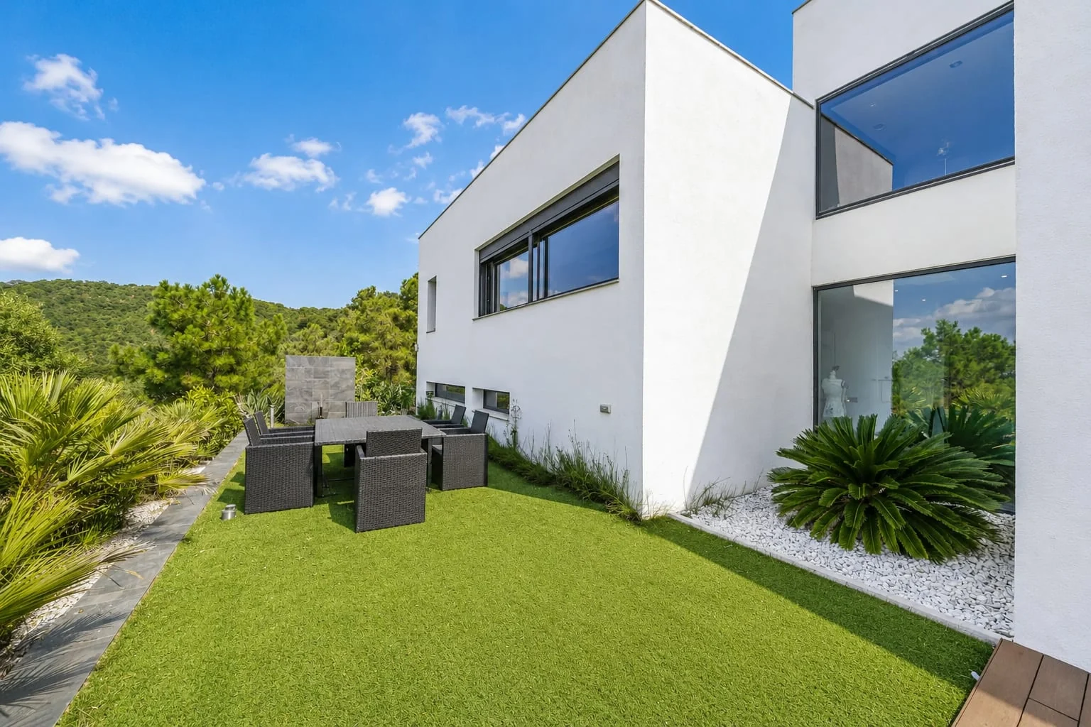 Villa moderna con piscina infinity y vistas panorámicas al mar en Lloret de Mar