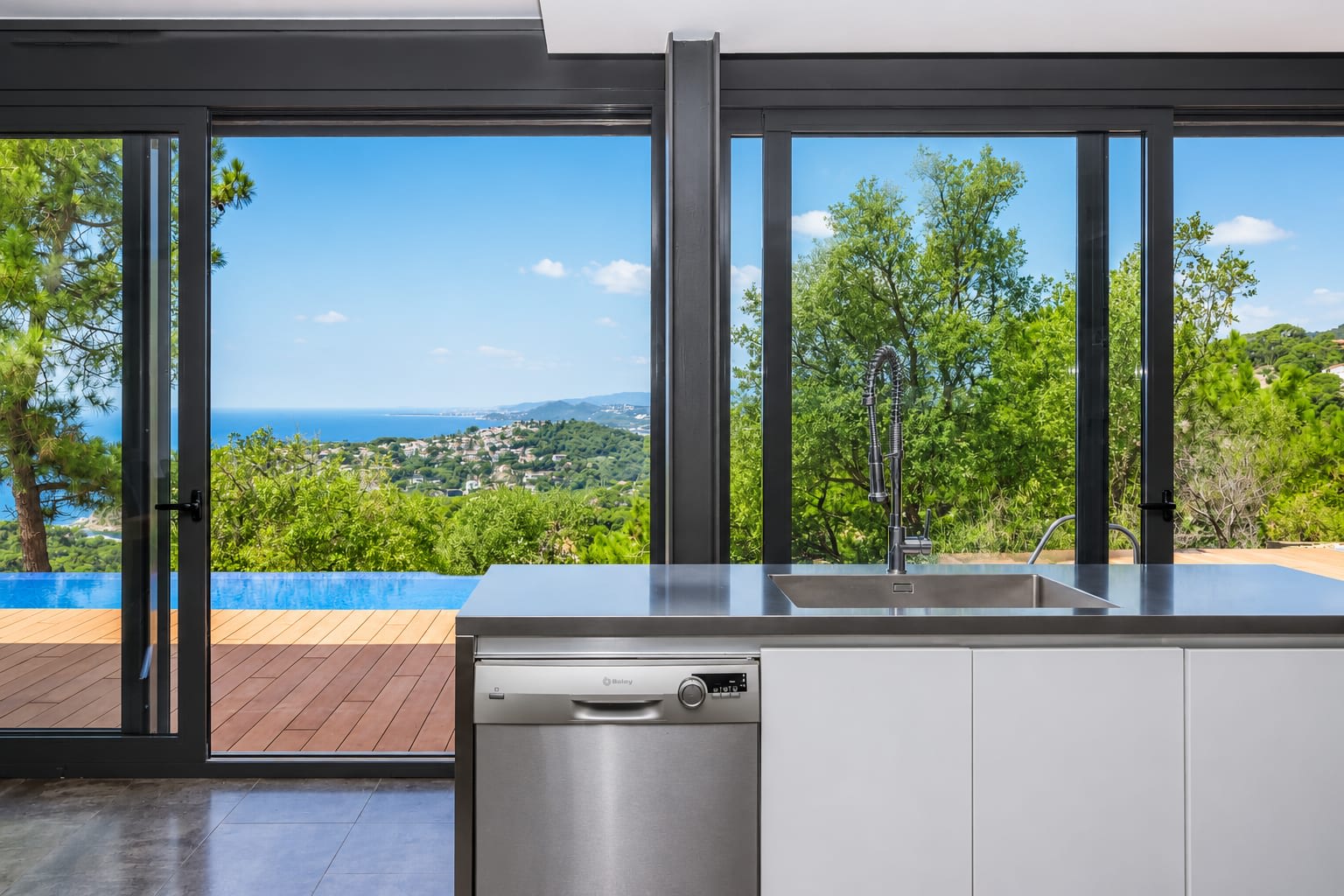 Cocina con vistas a la piscina y al mar en Serra Brava, Lloret de Mar